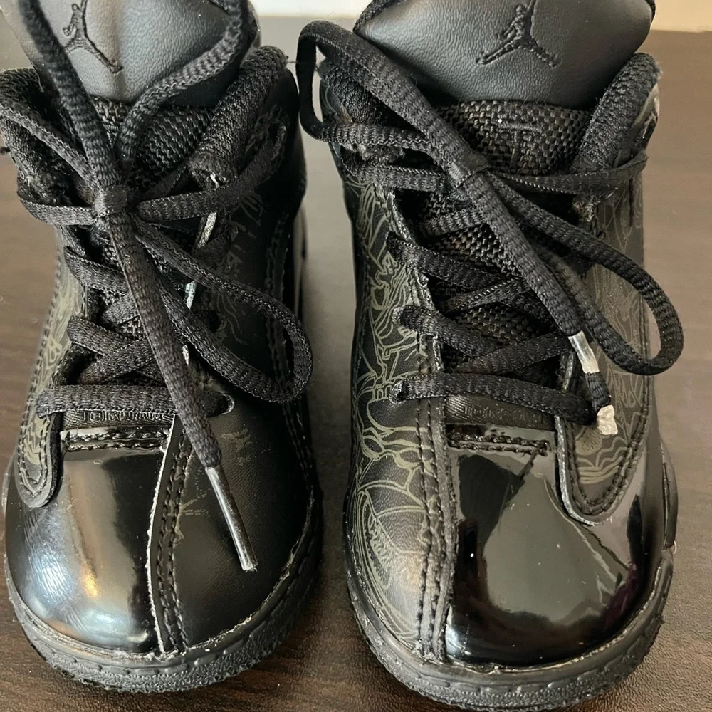 Nike Black Sneakers with Reflective Accents and Cushioned Sole